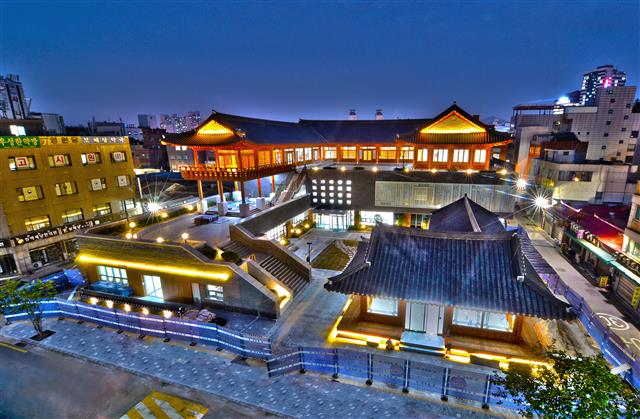 오는 10월 국내 최대 한의약시장인 서울 동대문구 제기동 서울약령시 인근에서 개관하는 서울한방진흥센터 조감도. 전통 한옥의 멋을 살린 지하 3층, 지상 3층 연면적 9604㎡ 규모로 지어진 센터는 한의약박물관을 비롯해 각종 한방 프로그램을 체험할 수 있는 공간으로 채워진다.