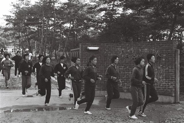 태릉선수촌 건립 초기인 1960년대 말 여자 국가대표 선수들이 조깅으로 가볍게 몸을 풀고 있는 모습.  대한체육회 제공