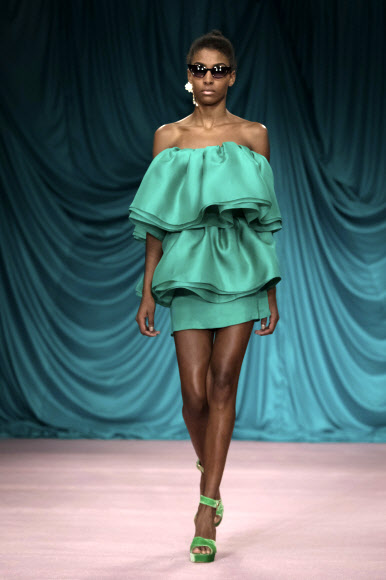 모델이 19일(현지시간) 영국 런던에서 열리고 있는 ‘런던 패션 위크’ 중 디자이너 에밀리오 드 라 모레나의 2018 봄/여름 컬렉션을 선보이고 있다. AP 연합뉴스