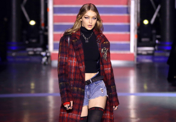 세계적인 모델 지지 하디드가 19일(현지시간) 영국 런던에서 열린 런던 패션위크 무대에 올라 패션 브랜드 ‘타미 힐피거(Tommy Hilfiger)’의 2018 봄/여름 컬렉션을 선보이고 있다.  AP 연합뉴스