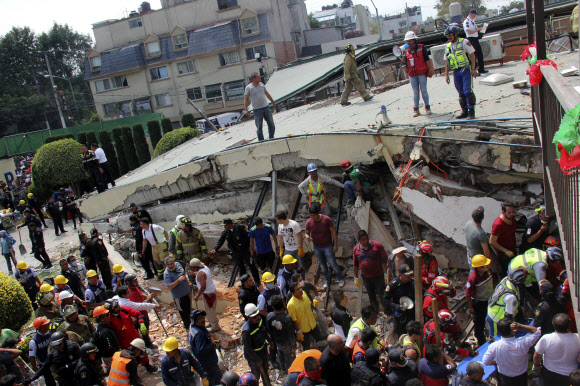 멕시코 규모 7.1 강진에 학교 건물도 붕괴
