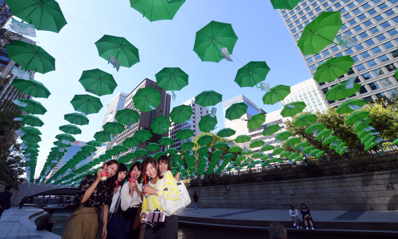 초록우산 아래에서 행복한 ‘셀카’