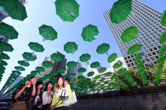‘수줍은 우산 속 셀카’
