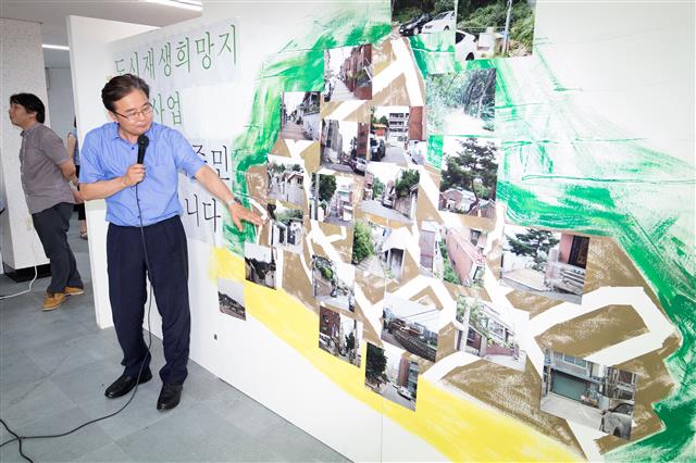 김우영 은평구청장이 지난해 산새마을에 이어 수색동 구름다리 햇빛마을에서 또 다른 도시재생사업을 추진하며 그에 관해 설명하고 있다.