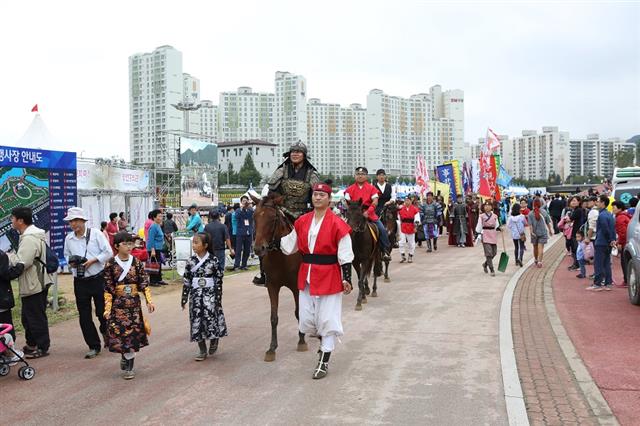 지난해 양산삽량문화축전에서 열린 김서현 장군 화랑의 출정식.<br>양산시 제공