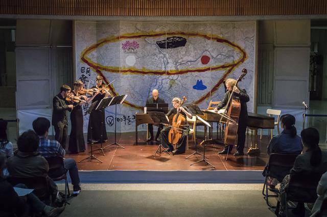 지난해 9월 국립춘천박물관에서 열린 폐막공연에서 미햐엘리스 콘소르트팀이 바흐 작품을 연주하고 있다.<br>춘천국제고음악축제 제공