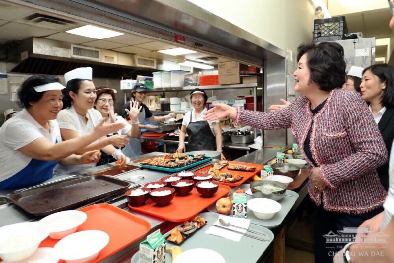 뉴욕 한인경로회관을 찾은 김정숙 여사