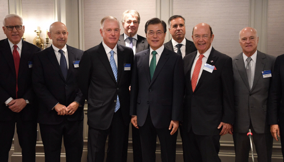 20일(현지시간) 제72차 유엔총회 참석차 미국 뉴욕을 방문 중인 문재인 대통령은 뉴욕 시내 한 호텔에서 새정부들어 처음으로 대규모 해외 투자자들을 대상으로 한국경제를 설명하는 행사를 진행하고 있다. 2017.09.21 뉴욕=안주영기자 jya@seoul.co.kr