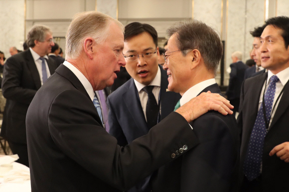 문재인 대통령이 20일 오전(현지시간) 미국 인터콘티넨탈 뉴욕 바클레이 호텔에서 열린 ’금융?경제인과의 대화’가 끝난 뒤 댄 퀘일 전 부통령 겸 서버러스 회장과 얘기를 나누고 있다. 2017.09.21 뉴욕=안주영 기자 jya@seoul.co.kr