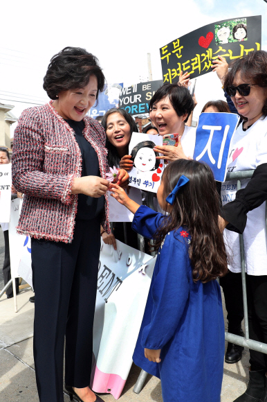 제72회 유엔총회 계기로 뉴욕을 방문 중인 김정숙 여사가20일(현지시간) 플러싱에 위치한 뉴욕한인봉사센터(KCS) 한인경로회관을 방문 환영나온 어린이에게 꽃 한 송이를 받고있다.김여사는 이날 어르신들에게 곰탕을 대접하며 따뜻한 고국의 정을 나누었다. 2017.09.21 뉴욕=안주영 기자 jya@seoul.co.kr