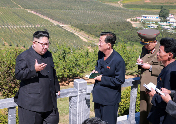 황해남도 과일군 방문한 북한 김정은