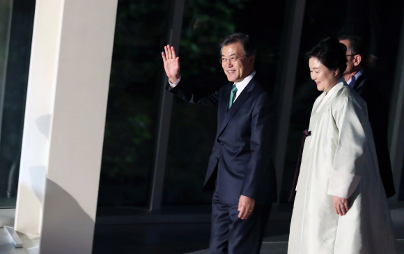 문재인 대통령과 김정숙여사가 20일 오후(현지시간) 미국 뉴욕 메트로폴리탄 박물관 새클러윙에서 열린 ’평화올림픽을 위한 메트로폴리탄 평창의 밤’ 행사에참석하고 있다. 2017.09.21 뉴욕=안주영 기자 jya@seoul.co.kr