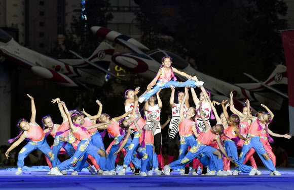 화려한 도심 춤판