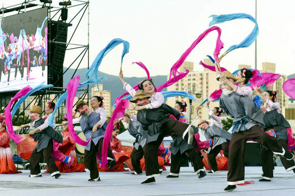 화려한 도심 춤판