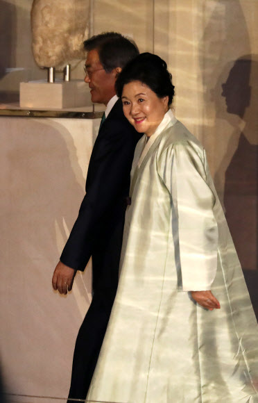 문재인 대통령과 부인 김정숙 여사가 20일 오후(현지시간) 미국 뉴욕 메트로폴리탄 박물관 새클러윙 에서 열린 ’평화올림픽을 위한 메트로폴리탄 평창의 밤’ 행사에 입장하고 있다. 2017.9.21.연합뉴스.