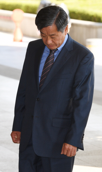 이명박 정부 시절 국가정보원의 민간인 댓글부대를 통한 여론조작과 관련해 이종명 전 국정원 3차장이 21일 오후 서울 서초구 서초동 서울중앙지검에 피의자 신분으로 출두하고 있다. 외곽팀 활동을 관리했던 국정원 심리전단은 3차장 산하조직으로 이 전 차장은 댓글 공작을 주도한 실무 책임자다. 2017. 9. 21 손형준 기자 boltagoo@seoul.co.kr