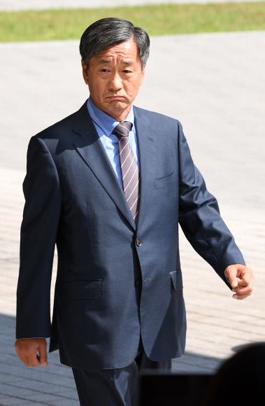 이명박 정부 시절 국가정보원의 민간인 댓글부대를 통한 여론조작과 관련해 이종명 전 국정원 3차장이 21일 오후 서울 서초구 서초동 서울중앙지검에 피의자 신분으로 출두하고 있다. 외곽팀 활동을 관리했던 국정원 심리전단은 3차장 산하조직으로 이 전 차장은 댓글 공작을 주도한 실무 책임자다. 2017. 9. 21 손형준 기자 boltagoo@seoul.co.kr