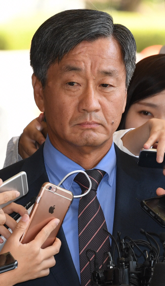 이명박 정부 시절 국가정보원의 민간인 댓글부대를 통한 여론조작과 관련해 이종명 전 국정원 3차장이 21일 오후 서울 서초구 서초동 서울중앙지검에 피의자 신분으로 출두하고 있다. 외곽팀 활동을 관리했던 국정원 심리전단은 3차장 산하조직으로 이 전 차장은 댓글 공작을 주도한 실무 책임자다. 2017. 9. 21 손형준 기자 boltagoo@seoul.co.kr