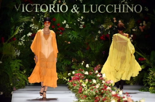 모델들이 20일(현지시간) 콜롬비아 칼리에서 열린 ‘엑스포쇼 패션쇼’ 중 ‘Velada de suenos’ 컬렉션의 스페인 브랜드 ‘Victorio & Lucchino’의 작품을 선보이고 있다. EPA 연합뉴스