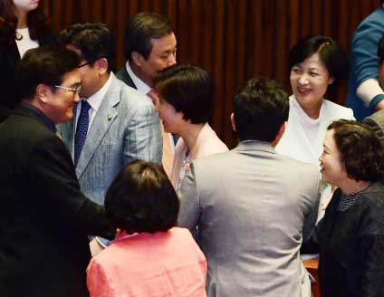 더불어민주당 지도부가 21일 국회에서 열린 본회의에서 김명수 대법원장 후보자에 대한 임명동의안이 가결되자 동료 의원의 축하를 받고 있다. 추미애(뒷줄 오른쪽) 대표는 본회의장을 나서며 “마지막까지 조마조마해서 나름 최선을 다했다”고 말했다. 우원식(왼쪽) 원내대표는 “사법개혁을 바라는 국민의 승리”라고 밝혔다. 이종원 선임기자 jongwon@seoul.co.kr