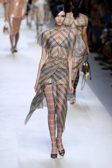 21일(현지시간) 이탈리아 밀라노에서 열린 명품 브랜드 ‘펜디(Fendi)’의 2018-2019 가을/겨울 패션쇼에서 시스루 의상을 입은 모델이 런웨이를 걷고 있다.<br>AP 연합뉴스