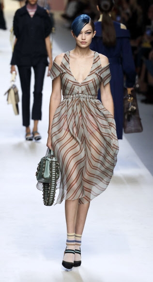 모델 지지 하디드가 21일(현지시간) 이탈리아 밀라노에서 열린 펜디 2018 봄/여름 패션쇼에서 런웨이를 걷고 있다.<br>AP 연합뉴스