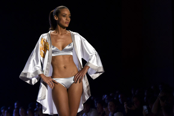 21일(현지시간) 콜롬비아 칼리에서 열린 2017 칼리 엑스포쇼에서 브랜드 ‘원 인 어 밀리언 란제리(One in a Million Lingerie)’의 컬렉션을 모델이 선보이고 있다. AFP 연합뉴스