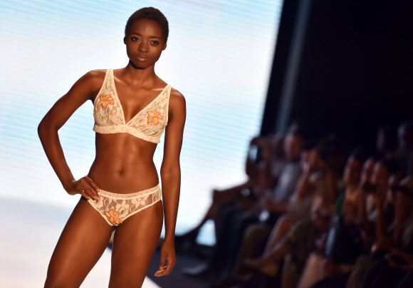 21일(현지시간) 콜롬비아 칼리에서 열린 2017 칼리 엑스포쇼에서 브랜드 ‘원 인 어 밀리언 란제리(One in a Million Lingerie)’의 컬렉션을 모델이 선보이고 있다. EPA 연합뉴스
