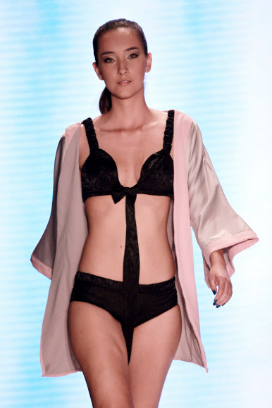 21일(현지시간) 콜롬비아 칼리에서 열린 2017 칼리 엑스포쇼에서 브랜드 ‘원 인 어 밀리언 란제리(One in a Million Lingerie)’의 컬렉션을 모델이 선보이고 있다. EPA 연합뉴스