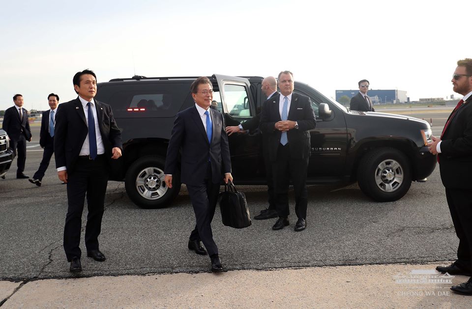 일정을 마치고 서울로 향하는 문재인 대통령이 직접 가방을 들었다. 청와대 페이스북