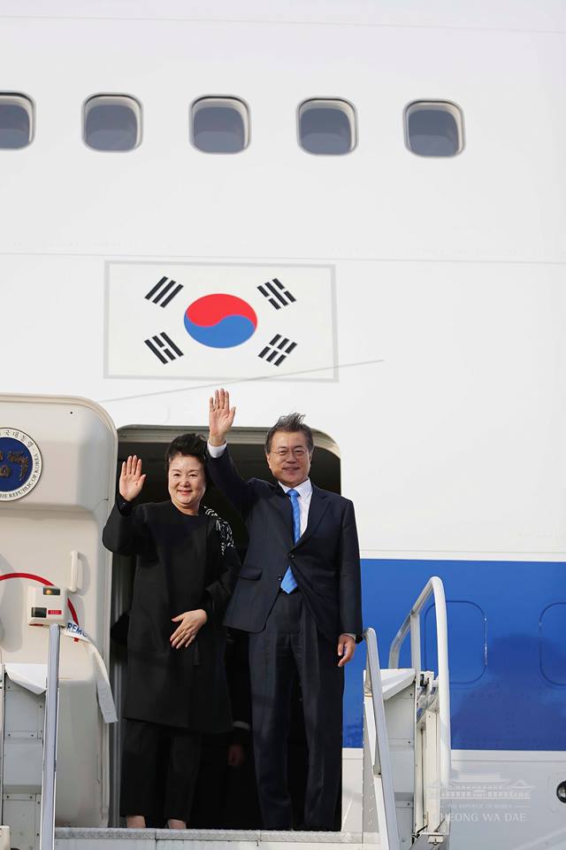 미국 환송단과 경호팀에게 인사를 한 뒤 공군 1호기에 문재인 대통령 내외. 청와대 페이스북