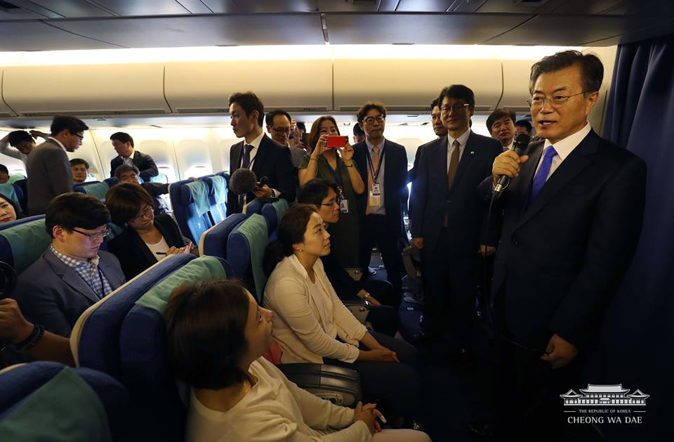서울 이륙 직전, 3박 5일간의 일정을 잘 마치고 인사말을 하는 문재인 대통령. 청와대 페이스북