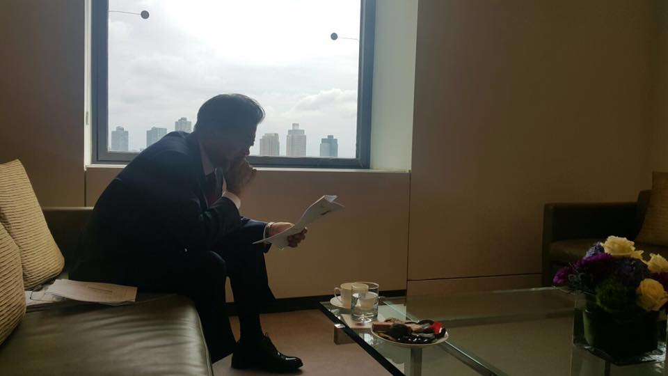 종일 이어지는 접견에 다음 일정 자료를 살피는 문재인 대통령. 청와대 페이스북