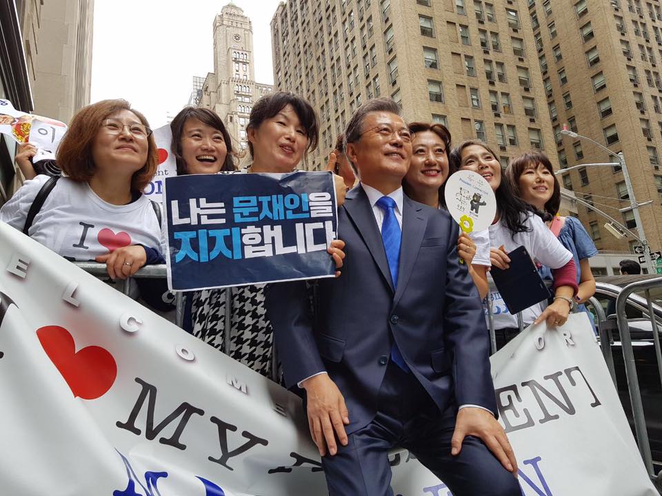 일정을 마치고 공항으로 출발하는 문재인 대통령을 기다리는 동포들. 청와대 페이스북