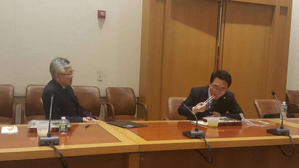 일정 이어지면서 박수현 대변인은 밥 먹을 시간이 없었답니다. 도시락도 급히 단 몇 젓가락 밖에... 청와대 페이스북 