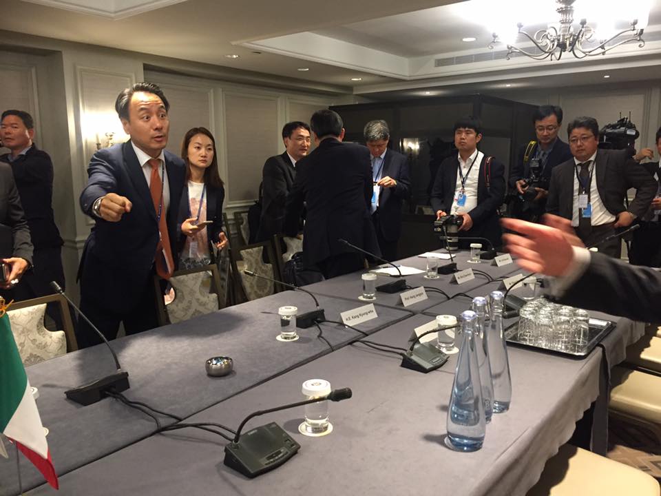 미국 외교협회 등 접견이 예정시간을 초과해 이탈리아 총리와 정상회담까지 3분. 빛의 속도로 다과 찻잔까지 다 들어낸 뒤 물컵 준비. 양국 국기 준비. 놀랍도록 신속하고 일사분란한 장면.청와대 페이스북