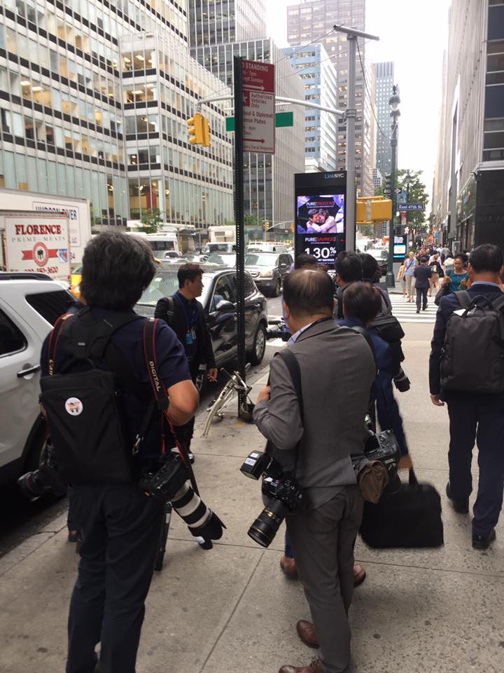 미국 도착 첫 날.공항에서 도착해 이동 중 길이 막혀 내린 분 중에는 카메라 기자들과 청와대 전속 사진작가님들도 있었습니다. 장비 들고 뛰다시피 뉴욕 거리를 가로지르고. 청와대 페이스북 