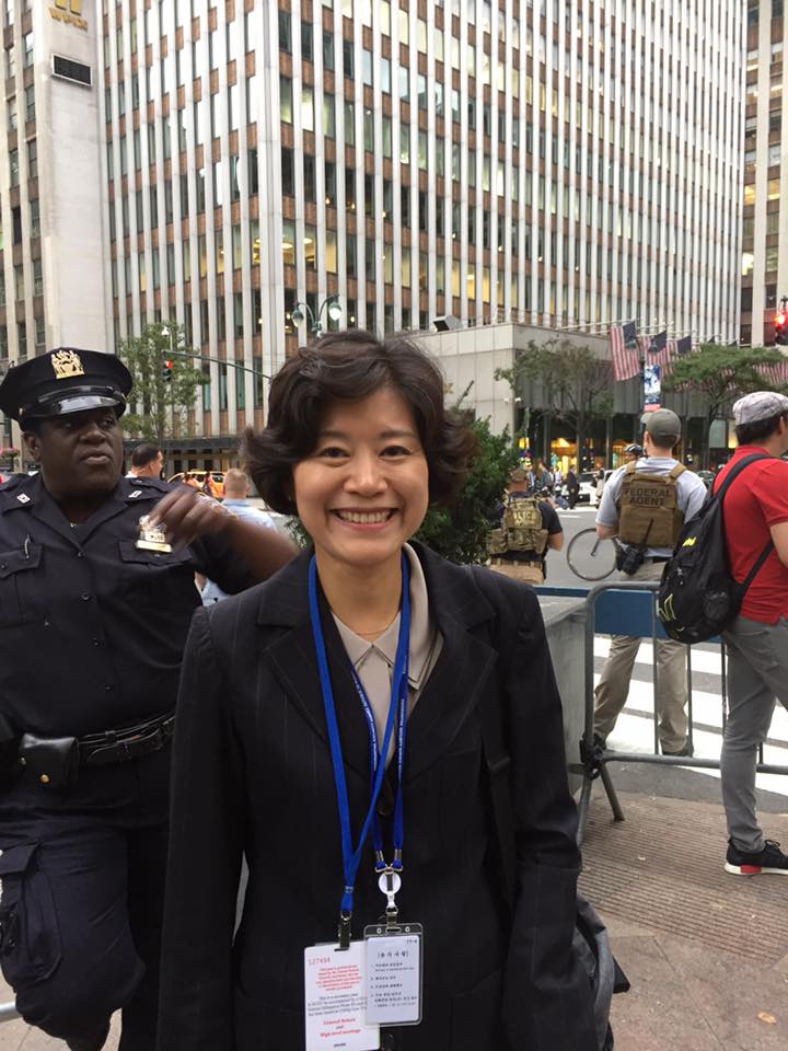 첫날 공항에서 숙소 가는 길이 밀리는 바람에 버스에서 내려 숙소 대신 유엔본부로 뛰다시피 걸어갔다가 다시 숙소로 가는 길. 초행자는 힘들다고 엄살을 떨려는 찰라, 청와대 김지희 행정관은 아무렇지도 않게 말했습니다. “숙소에서 유엔본부까지 오늘만 한 다섯 번 왔다갔다 했나봐요. 당연히 걸어다녀야죠. 반다비와 수호랑 선물을 챙겨온 담당자도 늦는 바람에 그거 받아서 또 뛰어갔다 오는 길입니다” 굽 없는 단화를 신고 유쾌하게 웃던 그는 도로 정체 등으로 뛰는 정도는 일도 아니라고 했습니다. G20 당시 교통 상황으로 이동이 불가능해 한-인도네시아 정상회담이 아예 무산됐던 일에 비하면 그렇다네요. 청와대 페이스북 