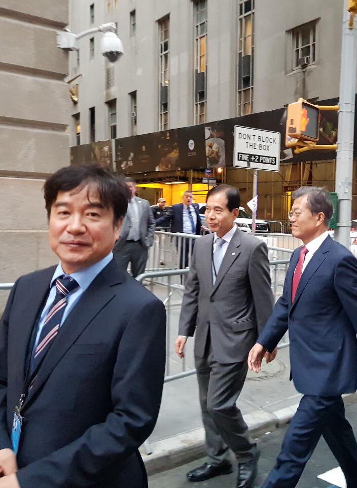 뉴욕을 걷는 대통령 덕분에 더 힘들었을 조한기 의전비서관. 뉴욕은 원래 ‘의전의 무덤’이라는 말이 있답니다. 교통체증 등으로 시간 못 맞추는 일이 다반사. 고생하셨습니다! 이 사진도 photo by 장하성 정책실장.청와대 페이스북