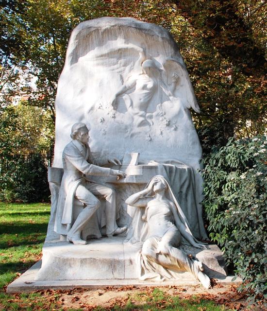 19세기 말부터 20세기 초 프랑스 파리 시민들은 권력자들의 동상만 보다 스스로 존경하고 싶은 위인들의 동상을 세울 수 있게 되자 동상 건립에 열중했다. 1900년 파리 몽소 공원에 들어선 작곡가 쇼팽의 동상도 그 가운데 하나였다. 서해문집 제공