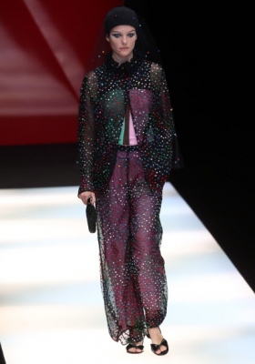 모델이 22일(현지시간) 이탈리아 밀나로에서 열린 ‘조르지오 아르마니 여성 가을/겨울 2018/19 패션 컬렉션’의 작품을 선보이고 있다. AP 연합뉴스