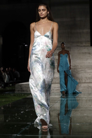 23일(현지시간) 이탈리아 밀라노에서 열린 명품 브랜드 ‘페라가모’의 2018-19 봄/여름 패션쇼에서 컬렉션 의상을 입은 모델이 런웨이를 걷고 있다.<br>AP 연합뉴스