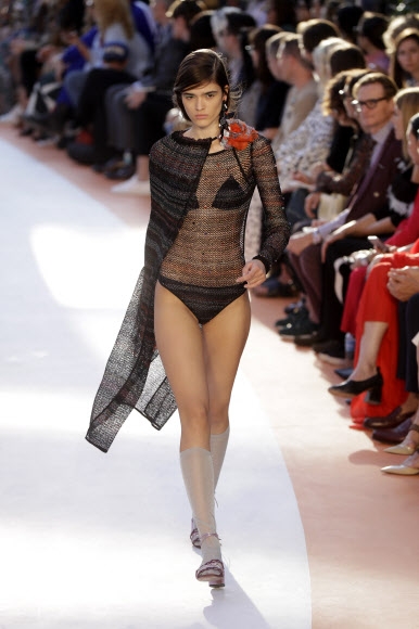 23일(현지시간) 이탈리아 밀라노에서 열린 패션 브랜드 ‘미쏘니’의 2018-19 봄/여름 패션쇼에서 컬렉션 의상을 입은 모델이 런웨이를 걷고 있다.<br>AP 연합뉴스