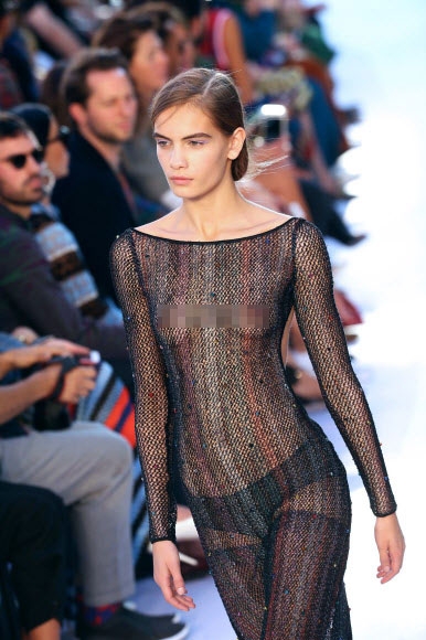 23일(현지시간) 이탈리아 밀라노에서 열린 패션 브랜드 ‘미쏘니’의 2018-19 봄/여름 패션쇼에서 컬렉션 의상을 입은 모델이 런웨이를 걷고 있다.<br>EPA 연합뉴스