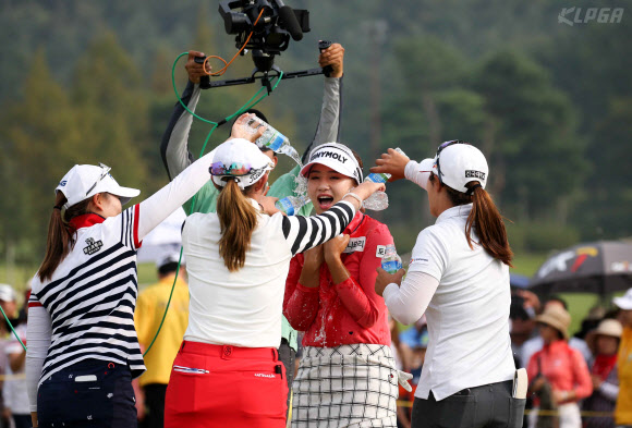 우승축하 받는 이정은