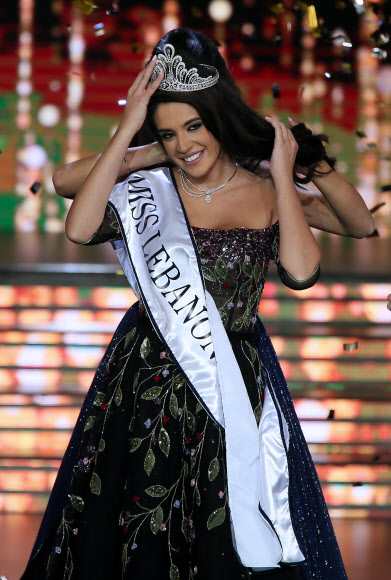 레바논인 Perla Helo가 24일(현지시간) 레바논 베이루트 북쪽에 위치한 주니에서 열린 ‘Miss Lebanon 2017’미인 대회에서 왕관을 차지하고 기쁨의 미소를 짓고 있다. EPA 연합뉴스