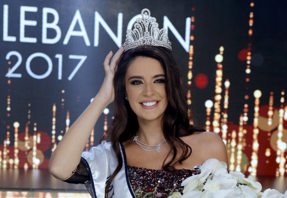 레바논인 Perla Helo가 24일(현지시간) 레바논 베이루트 북쪽에 위치한 주니에서 열린 ‘Miss Lebanon 2017’미인 대회에서 왕관을 차지하고 기쁨의 미소를 짓고 있다. EPA 연합뉴스