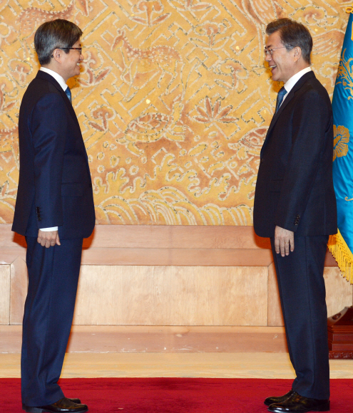 문재인 대통령이 25일 청와대 접견실에서 김명수 신임 대법원장에게 임명장을 수여하기에 앞서 마주보며 웃고 있다. 2017. 09. 25 안주영 기자 jya@seoul.co.kr