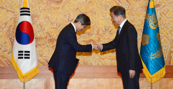 문재인 대통령이 25일 청와대 접견실에서 김명수 신임 대법원장에게 임명장을 수여한 뒤 악수를 나누고 있다. 2017. 09. 25 안주영 기자 jya@seoul.co.kr