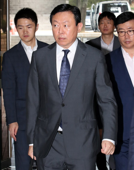 신동빈, 법정으로